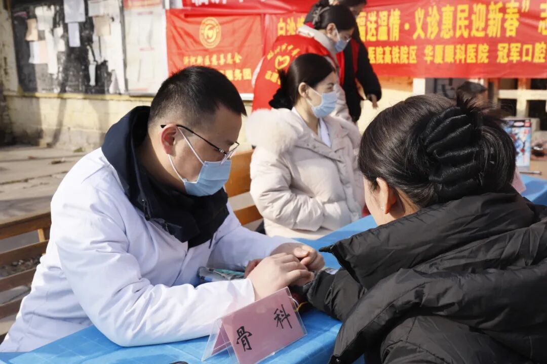 临沂市中医医院走进白沙埠大集开展“马年送健康”中医药文化惠民活动