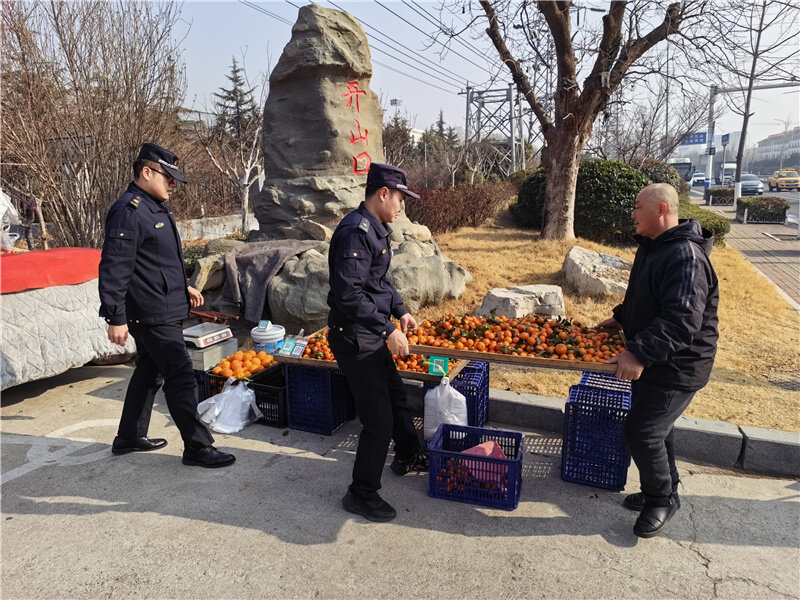 青岛西海岸新区灵山卫街道综合执法中队开展“迎新春、优环境 ”集中整治活动