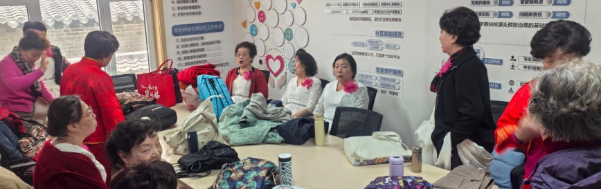 和谐之声合唱团走进鞭指巷社区 歌声舞韵迎小年