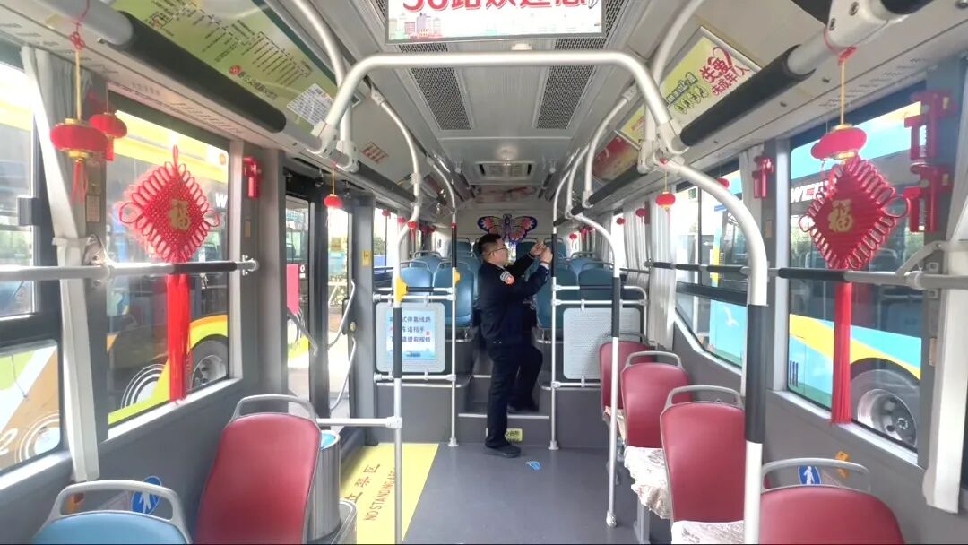 喜庆装饰扮靓车厢 潍坊市公交集团打造流动“年味风景线”