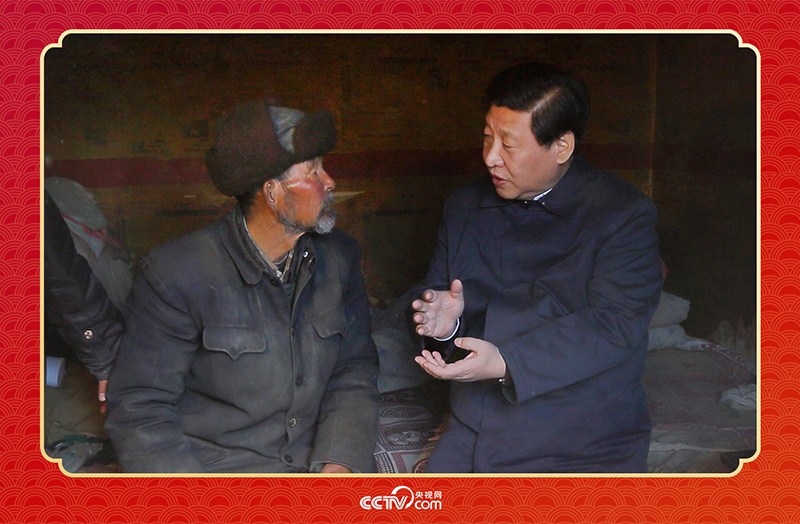2013年2月3日,习近平总书记和甘肃省定西市渭源县元古堆村八旬老党员马岗亲切交谈,了解当地生产生活情况。