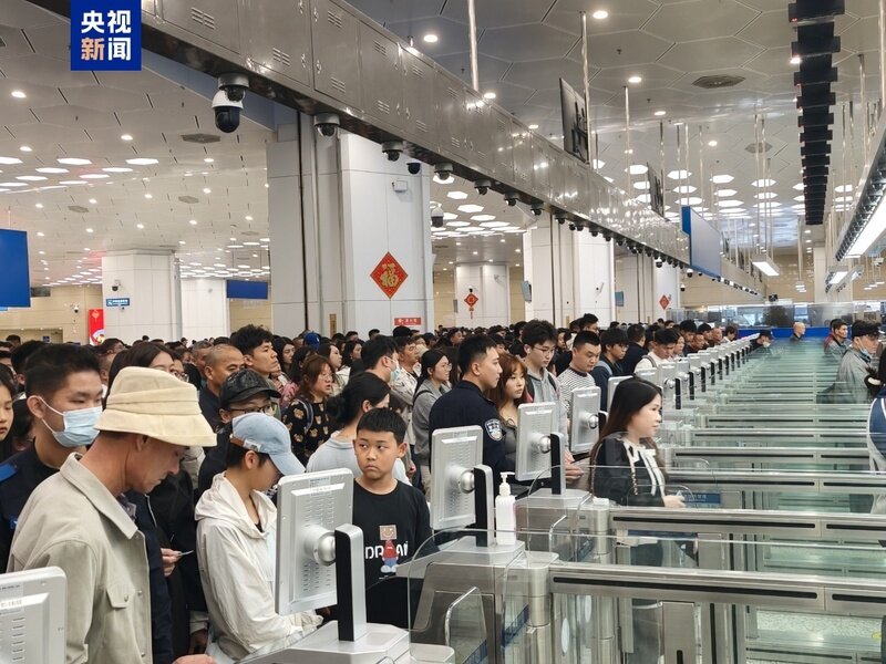 琴澳“双向奔赴”年味浓 横琴口岸五天出入境客流超47.7万人次琴澳“双向奔赴”年味浓 横琴口岸五天出入境客流超47.7万人次