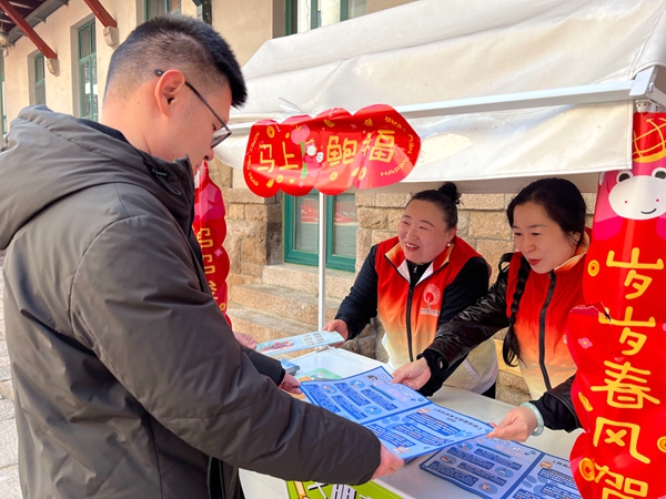 青岛市市北区:文明实践“志愿红”为糖球会增添温暖底色