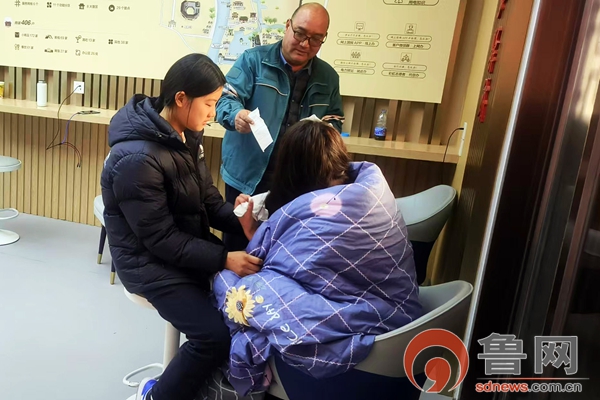 惊魂瞬间!台儿庄古城少女落水,供电员工“安全帽”救命