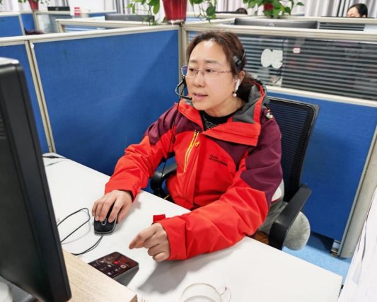 聊城联通客服人员在接听客户电话3