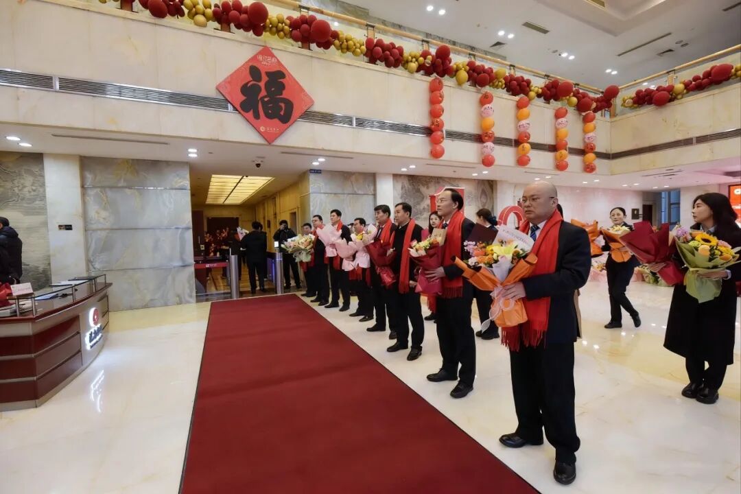 临商银行开展拜年送鲜花、抽幸运签活动