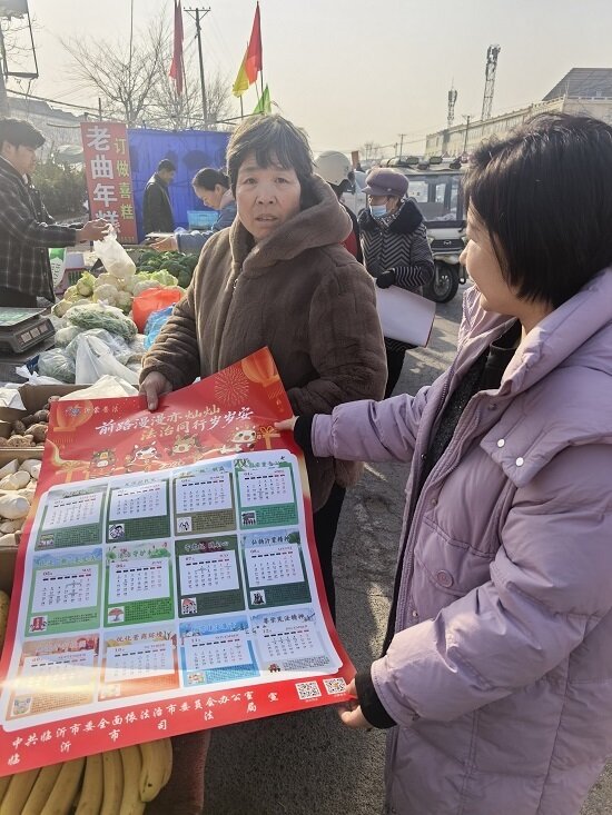 赶大集遇上“法治摊主”!沂河新区这场普法接地气、入人心