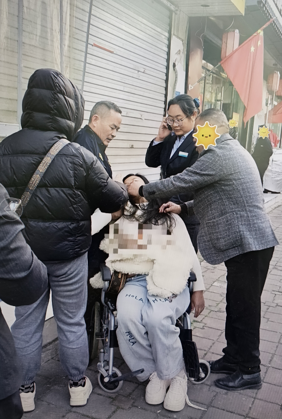 农行郯城文明支行暖心救助晕倒市民