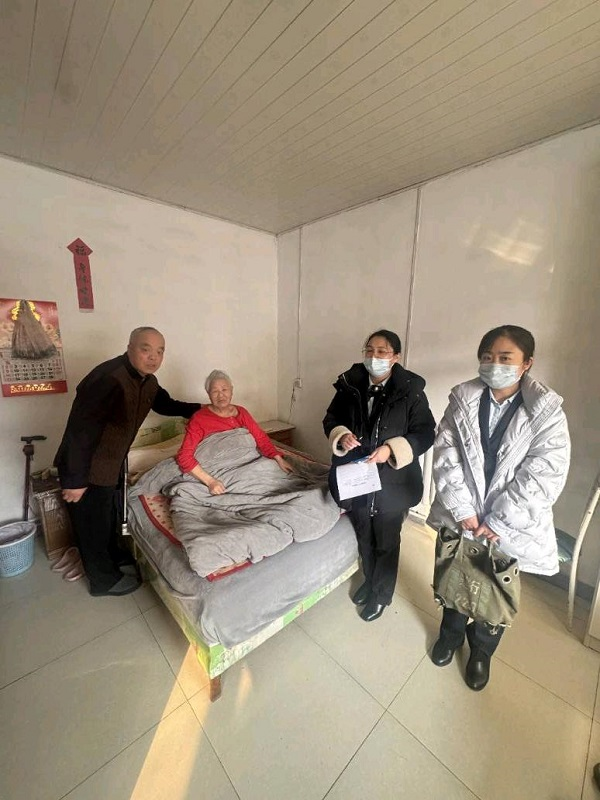 建行日照海曲支行:上门服务显真情