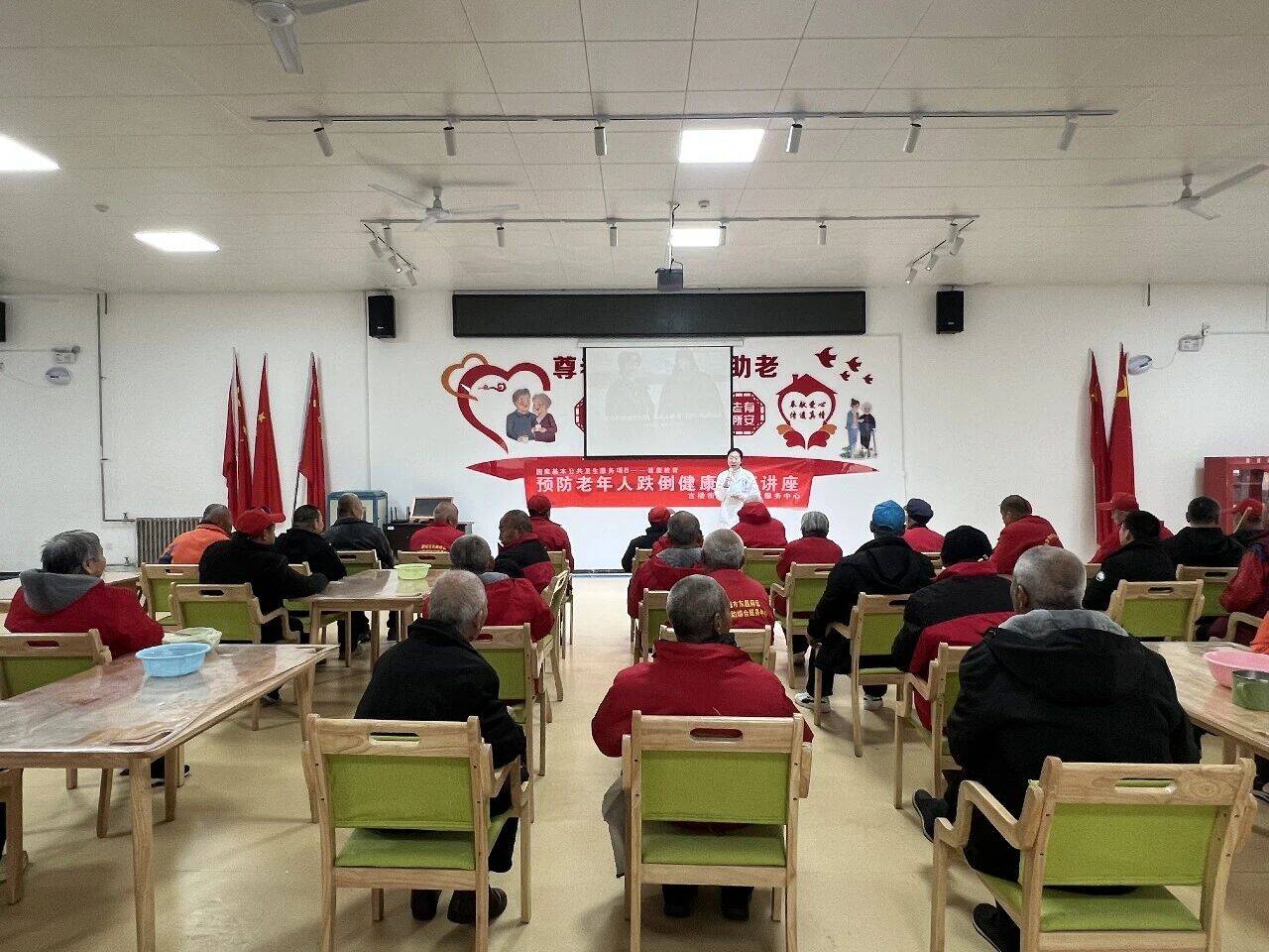 聊城市东昌府区古楼街道社区卫生服务中心开展“预防老年人跌倒”健康教育讲座