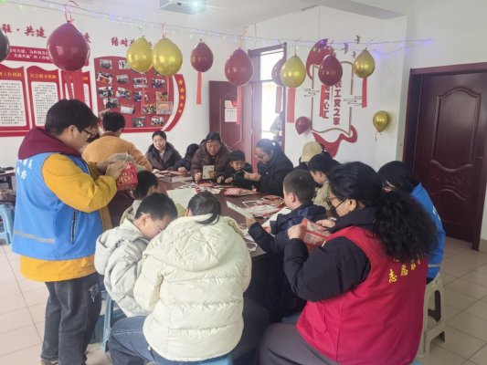 济宁市任城区济阳街道电苑社区开展“巧手做灯笼 趣猜灯谜乐”主题活动