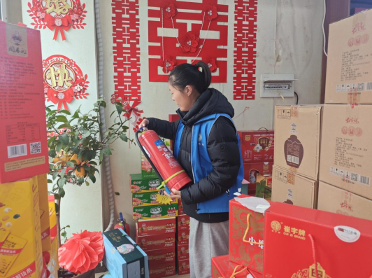 济宁市任城区南张街道悦诚社区开展商铺灭火器专项排查,筑牢消防安全防线