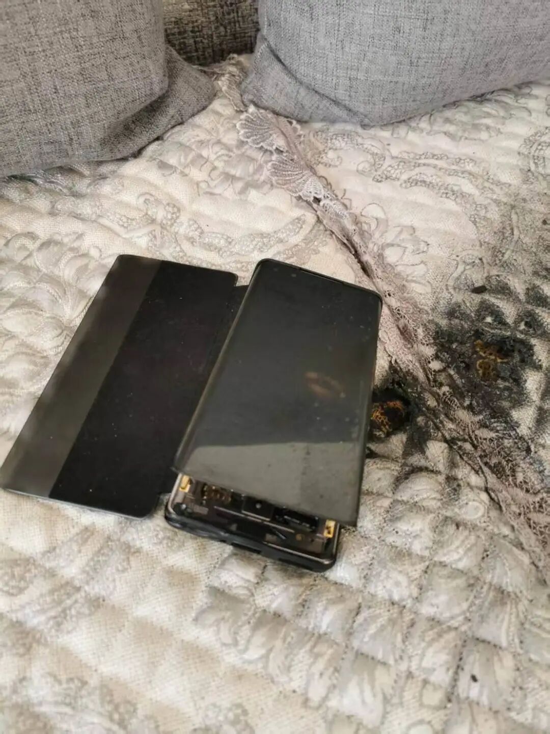 【泰山315】消费者称手机爆炸引燃家具,拒返厂检测要求,荣耀未回应