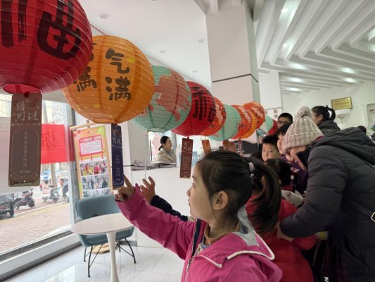 济宁市任城区阜桥街道新刘庄社区开展“灯谜乐翻天 童趣好春光”元宵猜灯谜活动