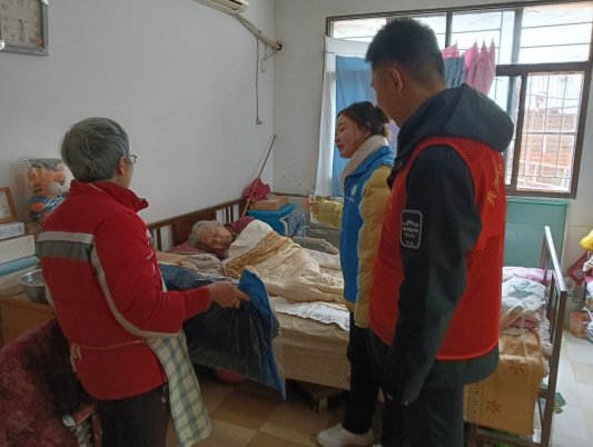 济宁市任城区阜桥街道牌坊街社区开展“邻里守望 温暖先行”志愿服务活动