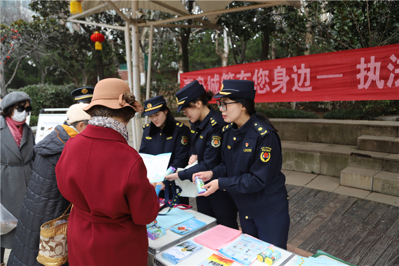 综合执法进社区 雷锋精神暖民心 崂山区综合行政执法局开展学雷锋志愿普法宣传活动