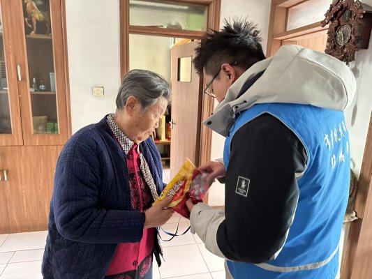 元宵佳节送汤圆 情暖独居老人心3