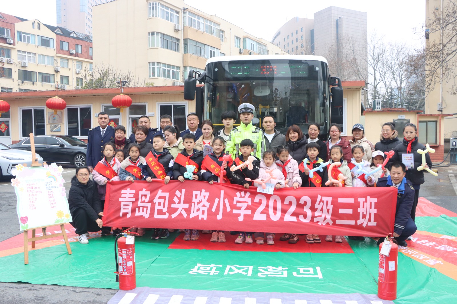 交管市北区大队联合公交集团把“开学第一课”搬进停车场 实景教学守护平安