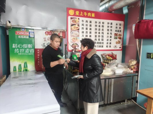 瑞众保险山东分公司枣庄中支组织前往薛城区松江路沿街商铺开展“防骗你我他,全民共反诈”商圈宣传活动