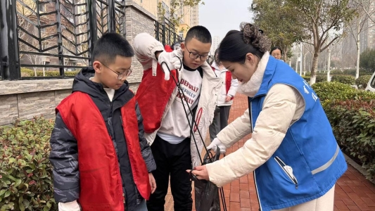 济宁市任城区李营街道东翔社区开展&ldquo;捡跑践文明 青春...