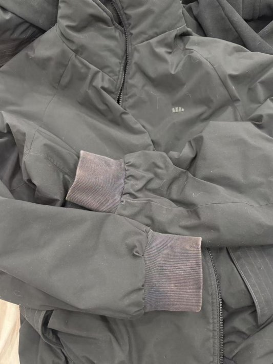 【泰山315】消费者称气绒服手洗后严重掉色，蕉下以超质保期拒处理，记者介入后解决