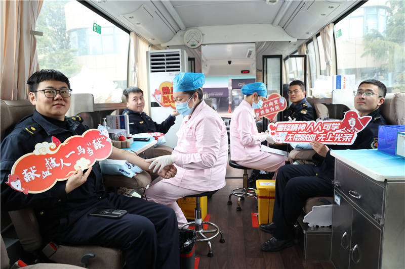 传承雷锋精神践行执法初心 青岛西海岸新区综合行政执法局开展学雷锋系列活动