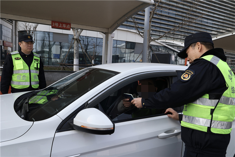 青岛西海岸新区综合行政执法局交通商务区中队“执勤+服务”守护西站群众出行路