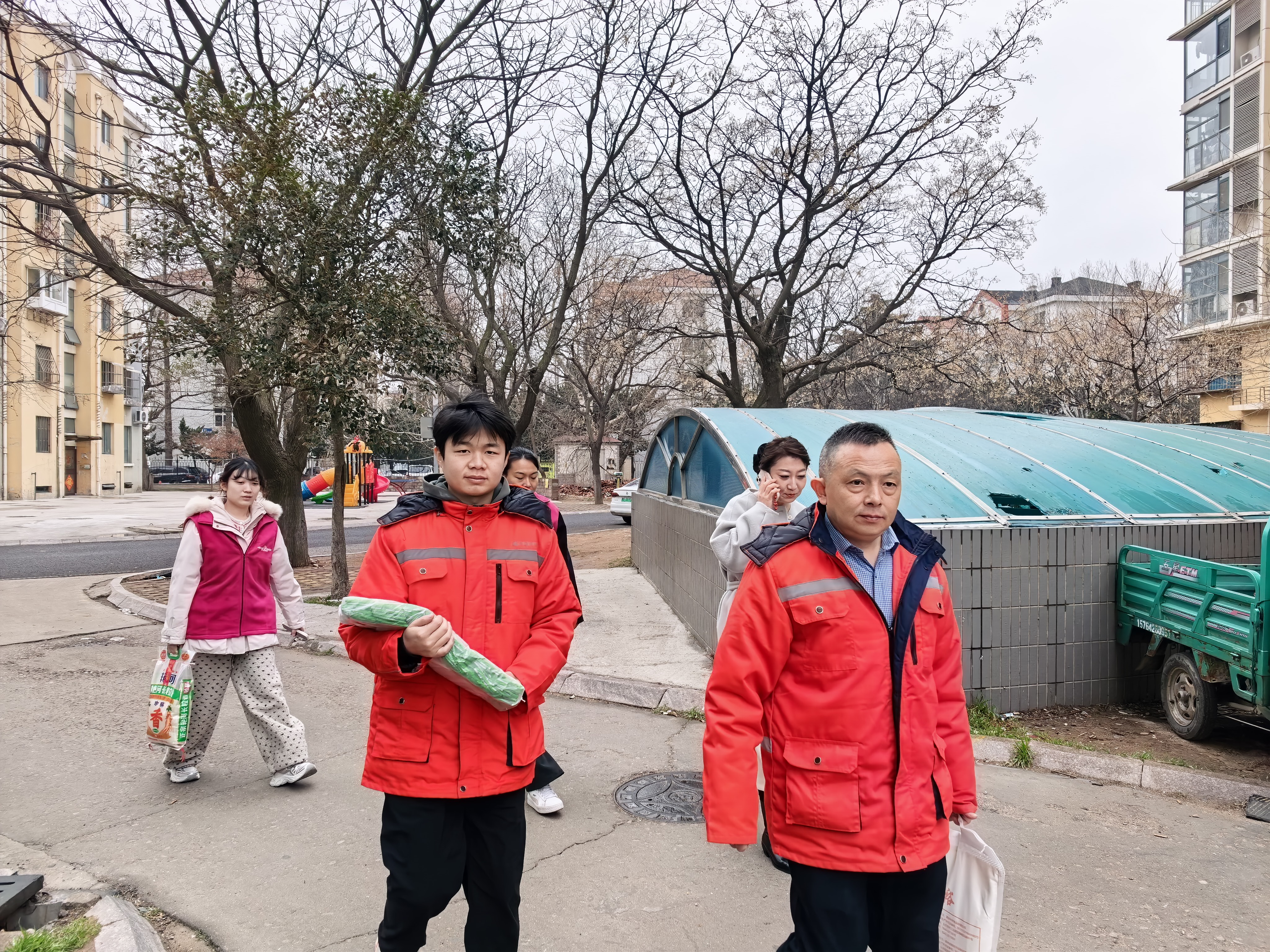 党旗飘扬学雷锋 走访慰问暖夕阳——青岛市市北区周口路社区学雷锋日入户走访辖区独居老人