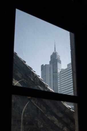 新与旧的对视 作者董传文