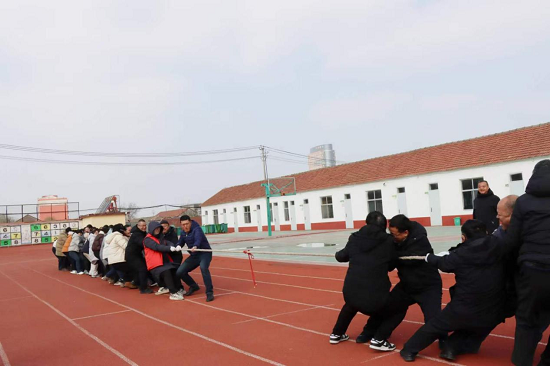 莒南县第六小学:巾帼聚力展风采 拔河比赛庆“三八”