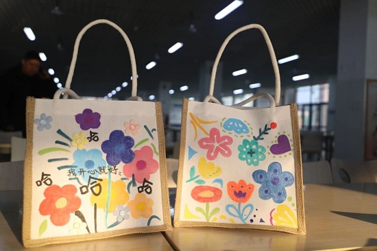 临沂兰山特校工会开展三八节手绘麻布包活动
