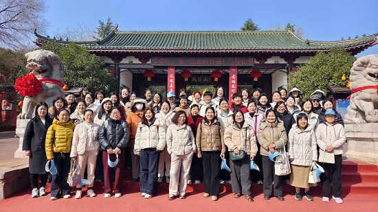 临沂汪沟第一中学组织女教师开展三八妇女节研学活动