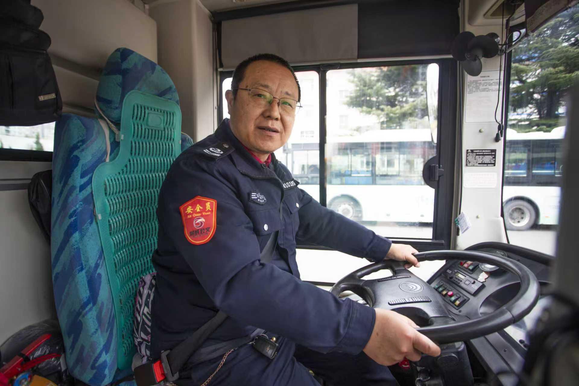 老人摔倒路旁,公交驾驶员果断停车施救