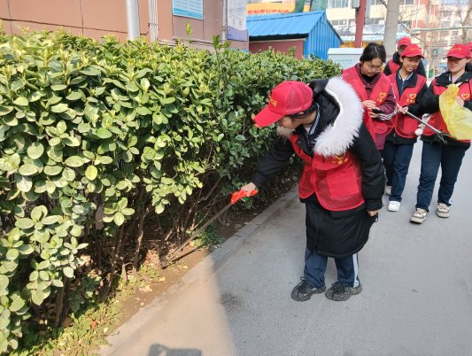济宁市任城区阜桥街道新刘庄社区开展“童心学雷锋 志愿我先行”志愿服务活动