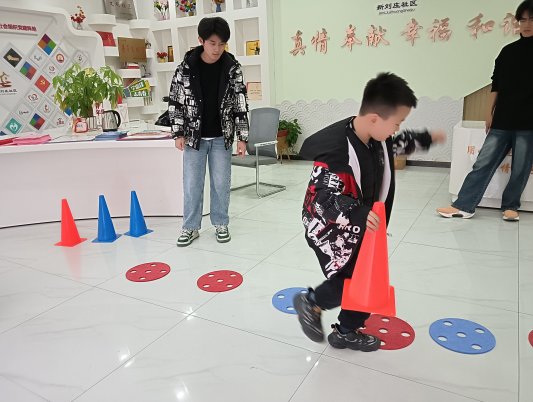 济宁市任城区阜桥街道新刘庄社区开展“趣味体适能 快乐共成长”活动