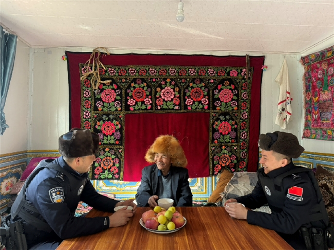 春风送暖入牧区 警民情深践初心—拉巴边境派出所开展学雷锋系列活动