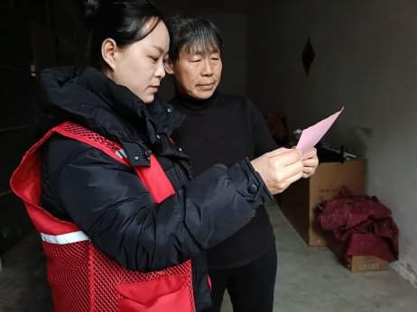 济宁市任城区安居街道汪东村开展“法治润乡邻,和谐入万家”宣传活动