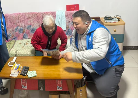 济宁市任城区阜桥街道小闸口社区开展“全民反诈 守护万家”入户宣传反电诈志愿者活动