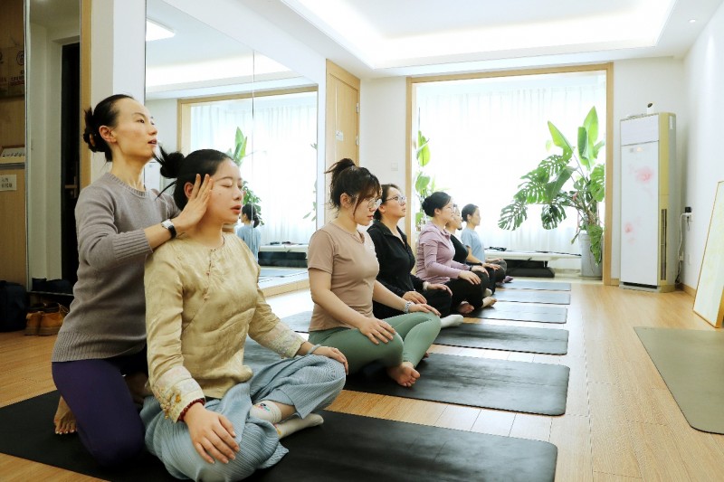 中建八局一公司海外公司开展“赋能她时代 奋进新征程”三八国际妇女节主题瑜伽体验活动