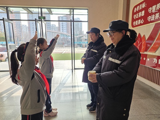 暖心三八节,临沂金盾小学学子致敬校园守护者