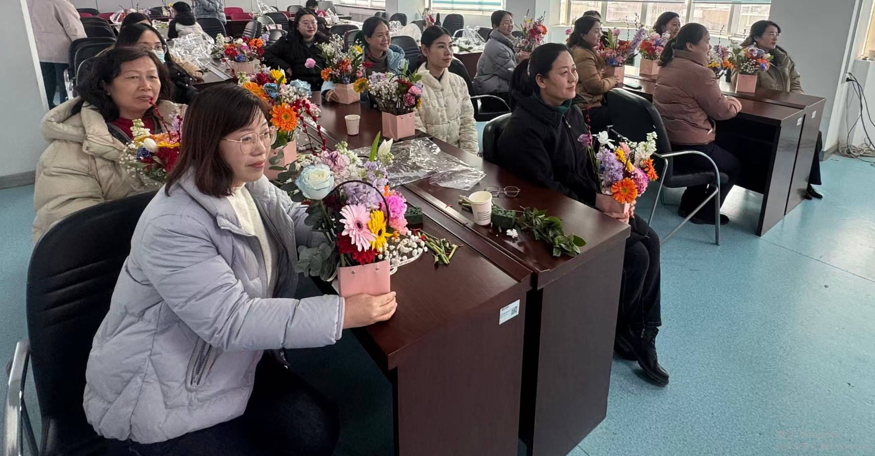 中国人寿肥城支公司开展“巾帼绽芳华·花香润初心”女职工花艺体验活动