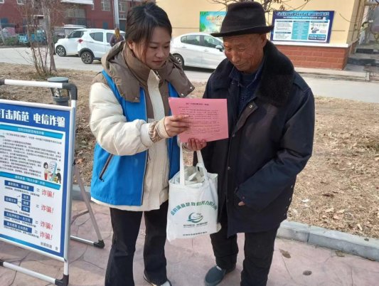 济宁任城区安居街道运河湾社区开展居民防诈骗宣传活动