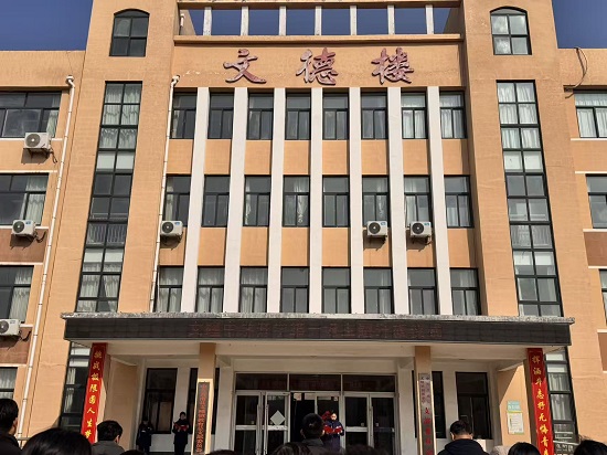 莒南县文疃镇初级中学举行“以梦为马启新程,安全护航向未来”新学期升旗仪式