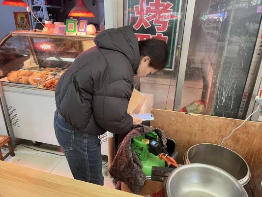 济宁市任城区阜桥街道枣店阁社区人社公益岗:拧紧用气“安全阀” 筑牢民生“防护网”