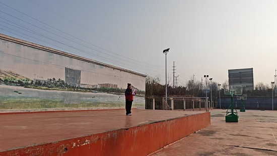 莒南县绣针河小学举行“撒播绿色希望,守护美丽家园”主题升旗仪式