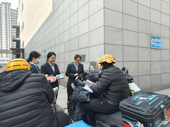 农行蒙阴县支行开展“两司两员”金融护航宣传活动