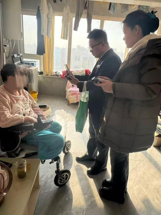 农行服务暖人心 上门助老办业