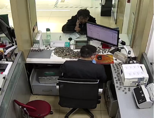 农行暖心服务解民忧,清点残币显担当