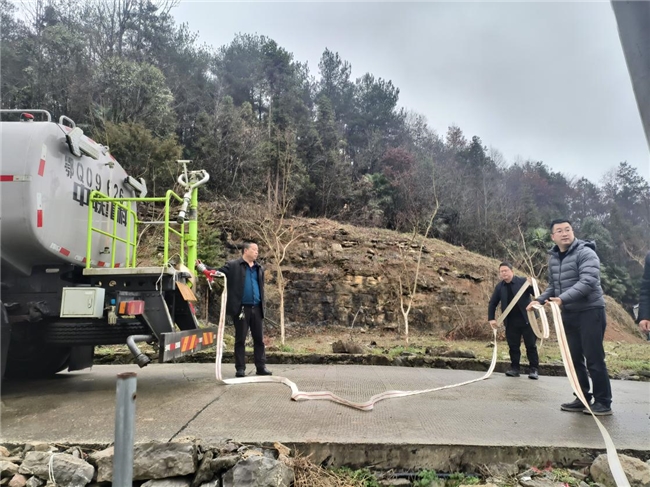 湖北恩施:政企合力送水上山 保障烟叶育苗不误农时