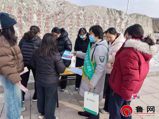 休假时光涨知识,随身“金融顾问”伴身旁——农行德州德城支行推广金融便民利企手册